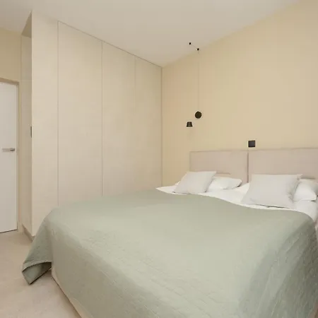 דירה Exclusive With Parking & Balcony By Renters Prestige *